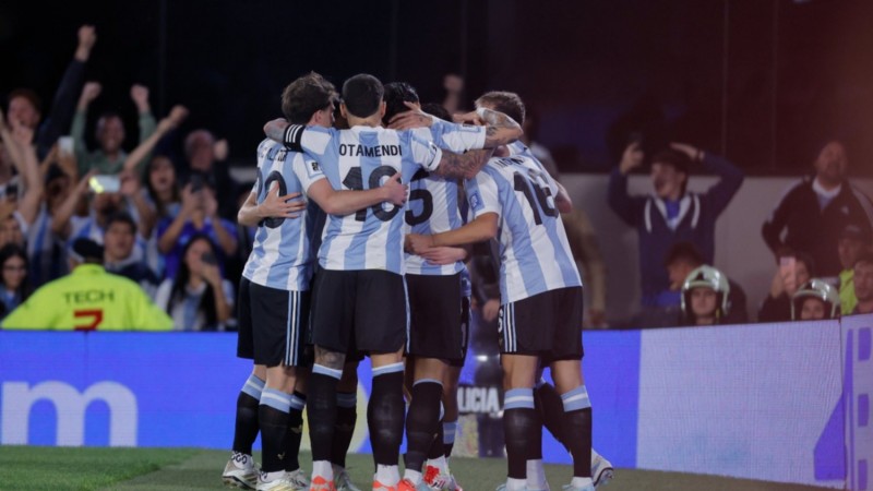 En una noche inolvidable Argentina goleó a Brasil y sueña con el mundial